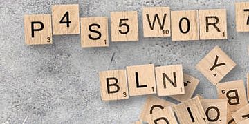 Aus Scrabble-Steinen zusammengesetze Wörter "Passwort" und "BLN"