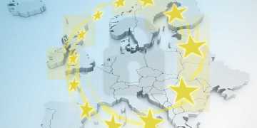 Grafische Darstellung von Europa hinter einem schemenhaften Schloss, das von einem Kreis aus 12 gelben, fünfzackigen Sternen umgeben ist.